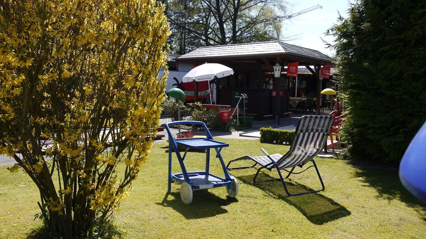 Liegestuhl und Servierwagen auf der Terrasse vor dem Kiosk